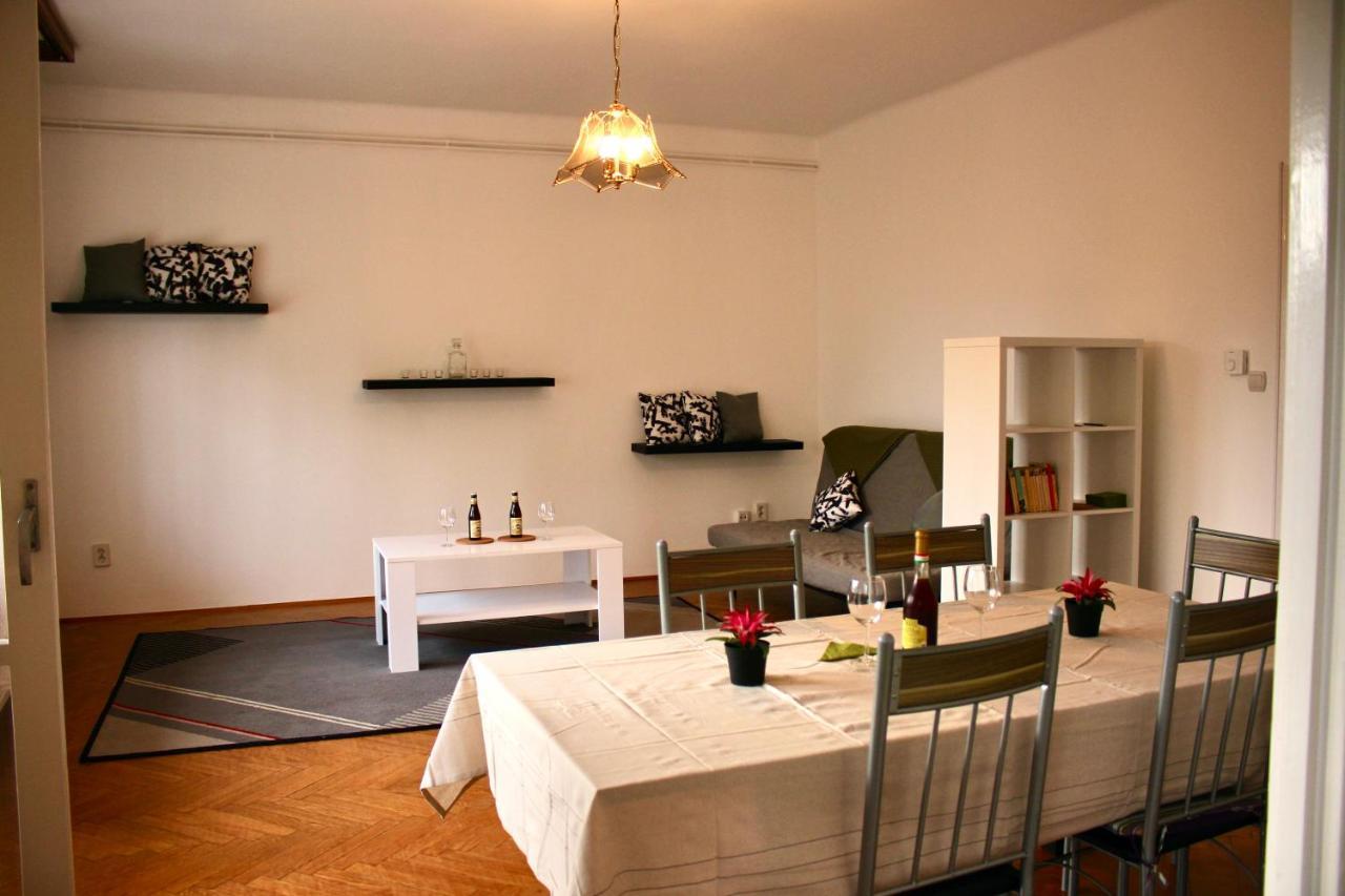 Castle Stallion Apartment บูดาเปสต์ ภายนอก รูปภาพ